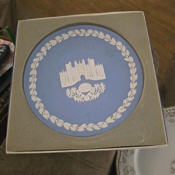 Wedgwood Blue Jasperware Christmas 1976 Hampton Court 8" Plate in Original Box - Picture 1 of 11